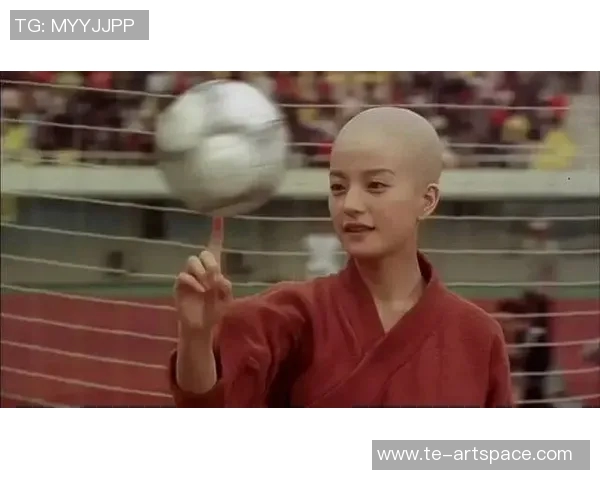 少林足球星爷大展绝技一脚将足球踢上天引发全场惊叹