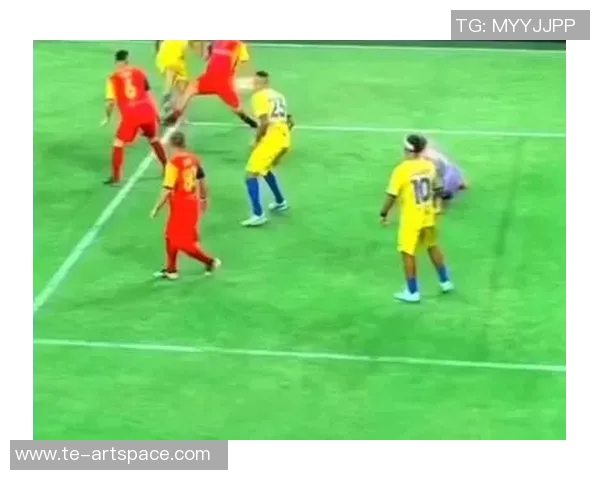 足球传奇小罗：技艺超群的魔术师与世界足坛的璀璨星光